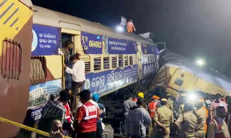 ভারতে দুই ট্রেনের সংঘর্ষ, নিহত বেড়ে ১৩
