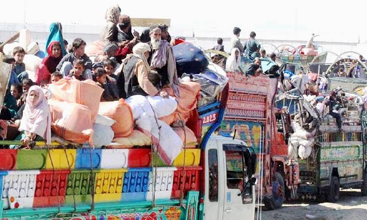 অবৈধ আফগান শরণার্থীদের তাড়াতে অভিযান শুরু করছে পাকিস্তান