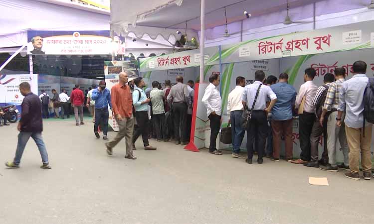 শেষ সময়ে করদাতাদের পদচারণায় মুখর কর অঞ্চল