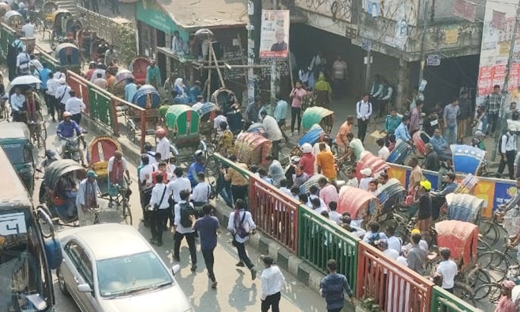 ফের আইডিয়াল ও ঢাকা কলেজ শিক্ষার্থীদের মধ্যে সংঘর্ষ, আহত ৩