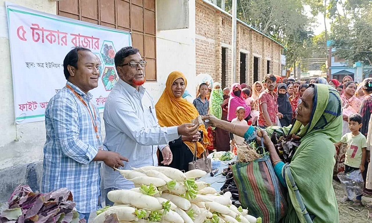 কুড়িগ্রামে মাত্র ৫ টাকায় ব্যাগ ভর্তি বাজার