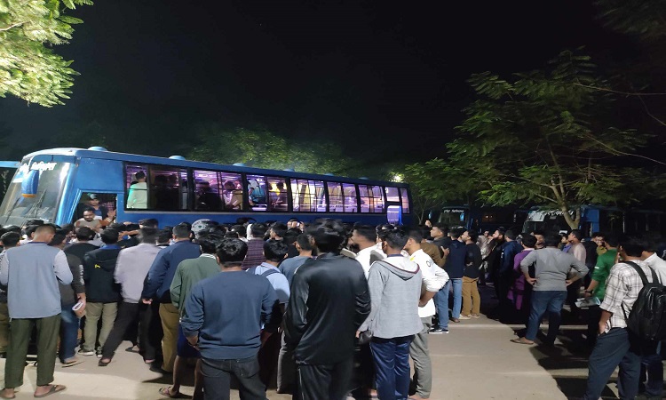 কুবির শিক্ষার্থী বাসে অতর্কিত হামলা, আটক ১