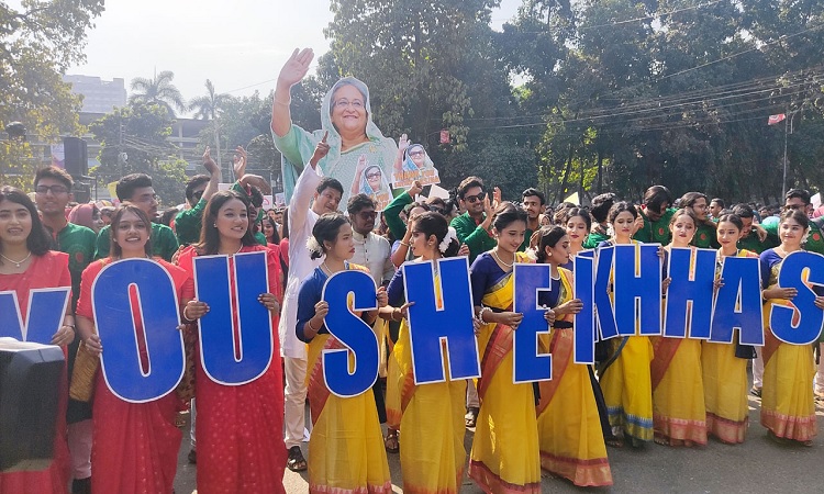 প্রধানমন্ত্রীকে ধন্যবাদ জানিয়ে ঢাবিতে আনন্দ শোভাযাত্রা