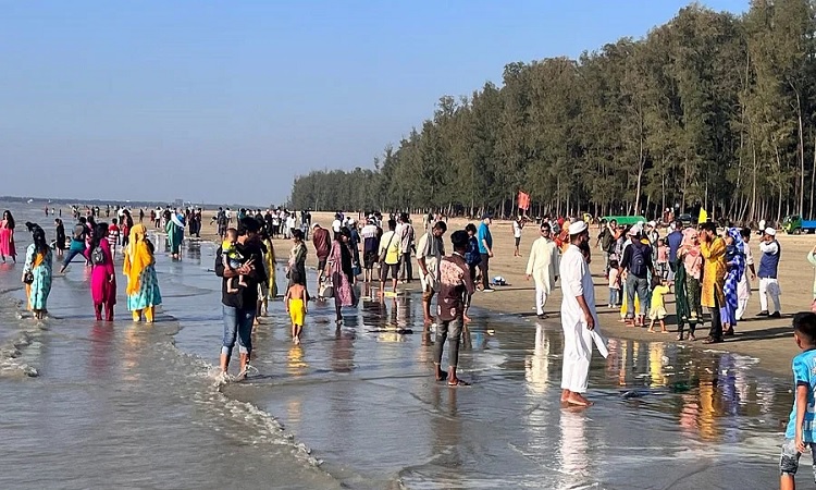 বঙ্গবন্ধু টানেল উদ্বোধনের পর দর্শনার্থী বাড়ছে পারকি সৈকতে