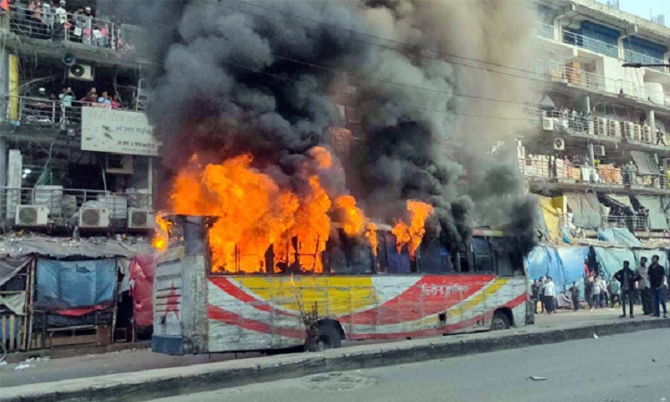 গুলিস্তানে বাসে আগুন