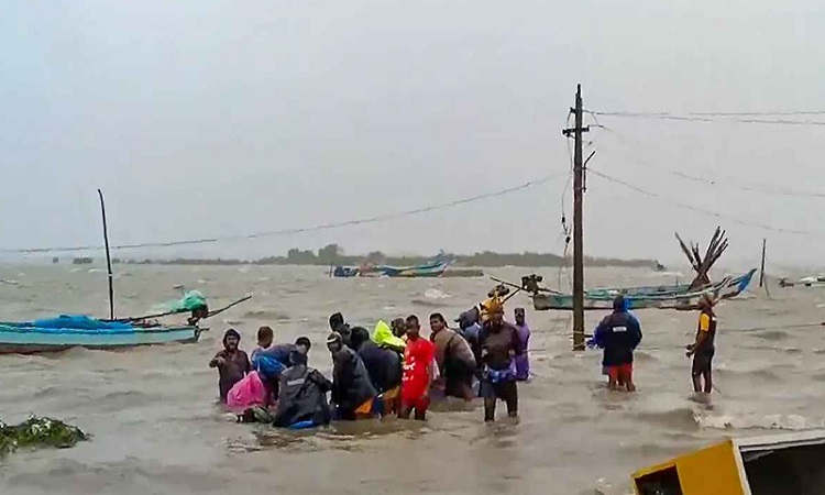 উপকূল অতিক্রম করছে মিগজাউম