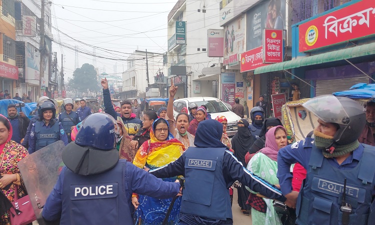 ঠাকুরগাঁওয়ে পুলিশি বাধা উপেক্ষা করে মহিলা দলের মিছিল, আহত ১