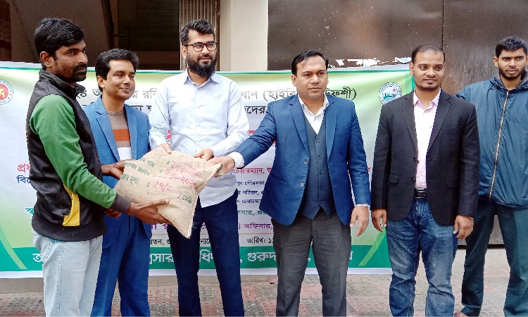 গুরুদাসপুরে কৃষকদের প্রণোদনার সার ও বীজ বিতরণ