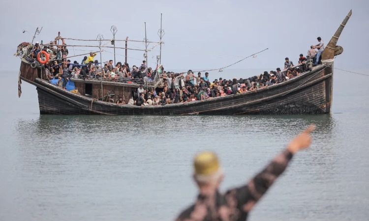 রোহিঙ্গাবাহী নৌকা ফিরিয়ে দিলো ইন্দোনেশিয়া