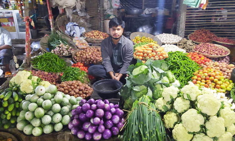 হিলিতে কমতে শুরু করছে সবজির দাম