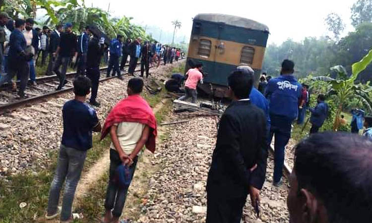 সীতাকুণ্ডে চট্টলা এক্সপ্রেসের বগি লাইনচ্যুত, উদ্ধার কাজ শুরু