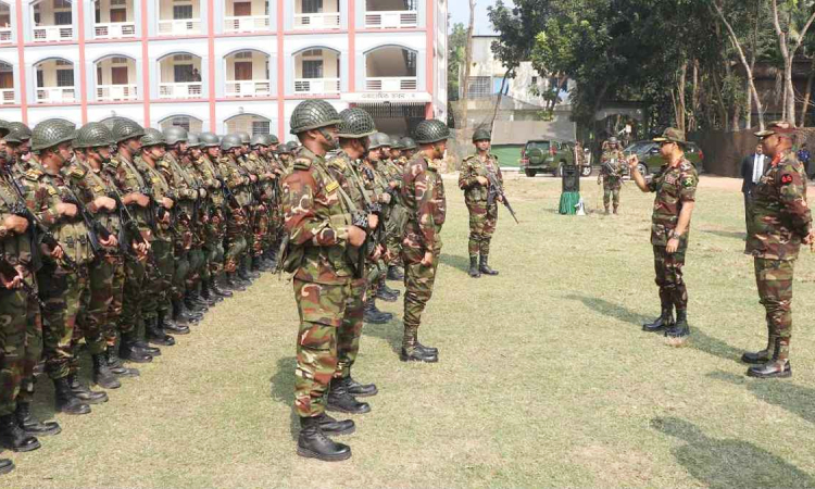 মোতায়েন সেনাসদস্যদের কার্যক্রম পরিদর্শন করলেন সেনাপ্রধান