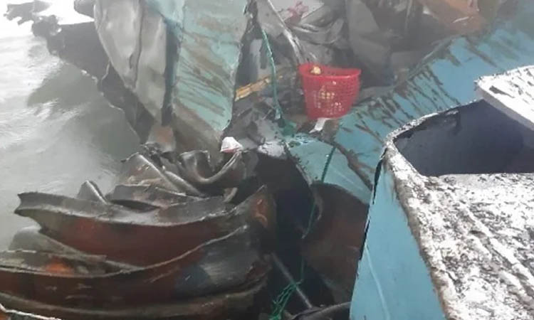 চাঁদপুরে লঞ্চ-কোস্টার জাহাজের সংঘর্ষ, রক্ষা পেল ৫ শতাধিক যাত্রী