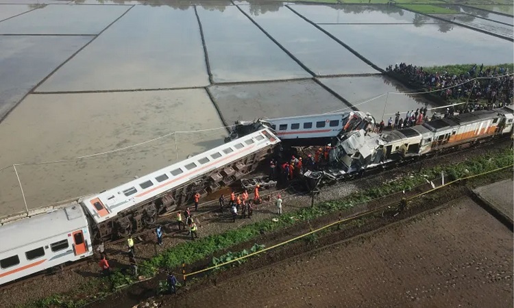 ইন্দোনেশিয়ায় দুই ট্রেনের মুখোমুখি সংঘর্ষে নিহত ৩