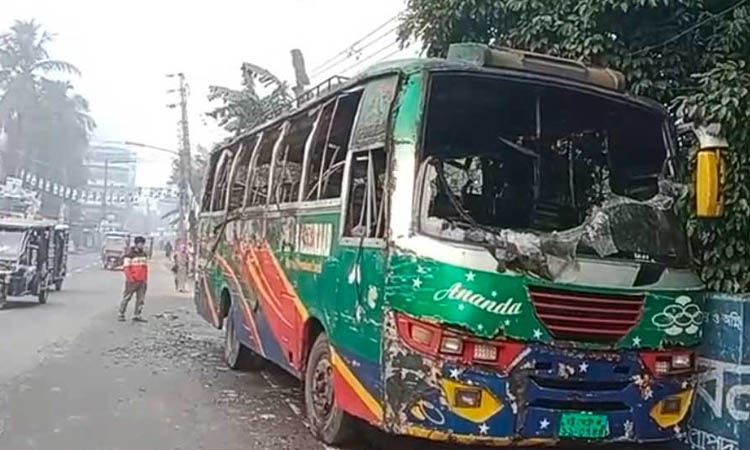 হরতালের সকালে চাঁদপুরে পুড়ল বাস, চালক-হেলপার আহত