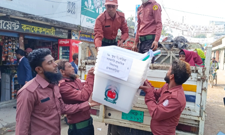 ব্রাহ্মণবাড়িয়ায় বিভিন্ন ভোটকেন্দ্রে নির্বাচনি সরঞ্জাম বিতরণ