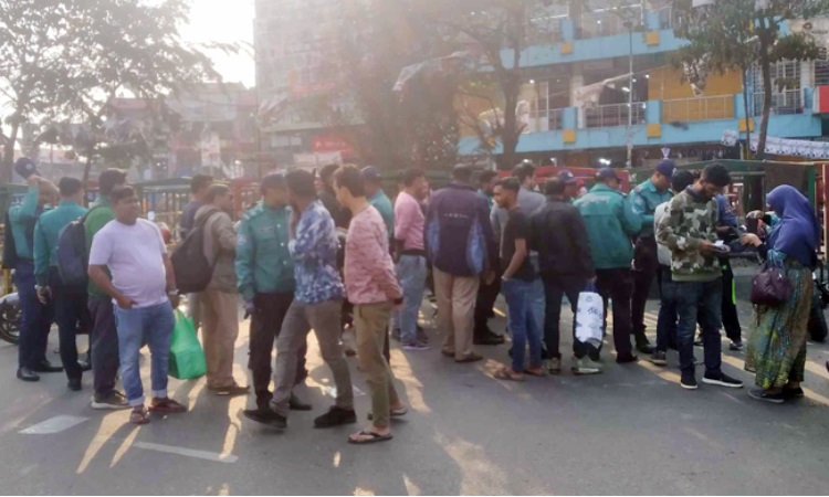 মোটরসাইকেল চলাচল নিয়ন্ত্রণে নিউমার্কেটে চেকপোস্ট