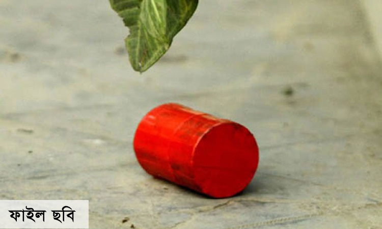 ঢাবি এলাকায় তিন দফায় ৭ ককটেল বিস্ফোরণ