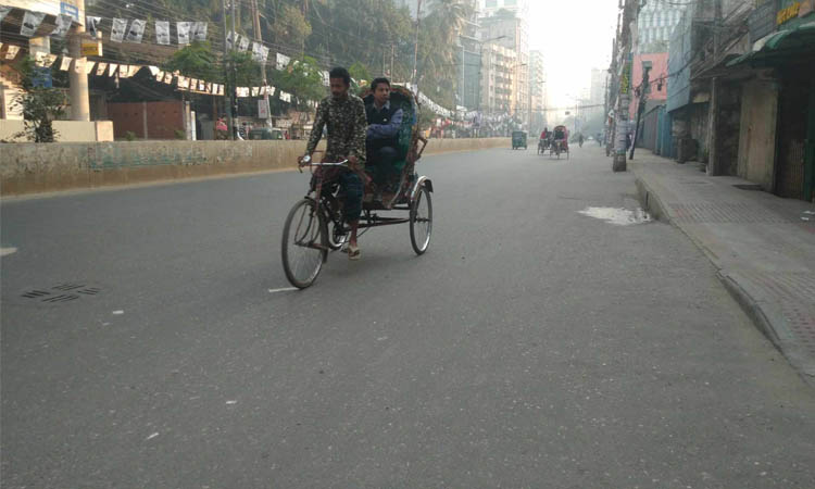 ভোটের সকালে গণপরিবহনশূন্য ঢাকা, হাঁটাতেই ভরসা