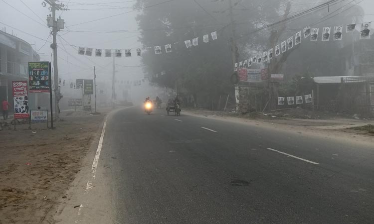 কুয়াশায় ঢাকা চুয়াডাঙ্গায় বেড়েছে শীত