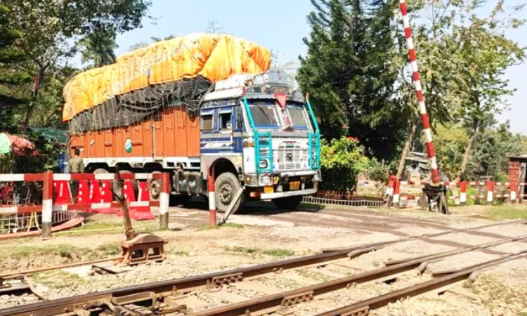 হিলি স্থলবন্দর দিয়ে আমদানি-রপ্তানি চালু