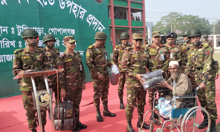 গোপালগঞ্জে সেনাবাহিনীর কম্বল ও উপহার সামগ্রী বিতরণ