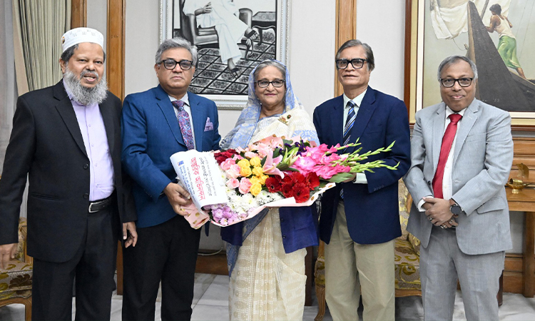 প্রধানমন্ত্রী শেখ হাসিনাকে শুভেচ্ছা জানালেন ঢাবি উপাচার্য