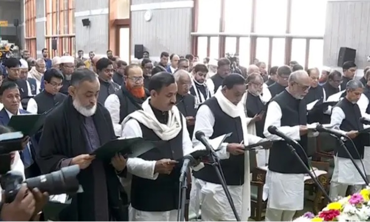 শপথ নিলেন নবনির্বাচিত ৬২ জন স্বতন্ত্র সংসদ সদস্য