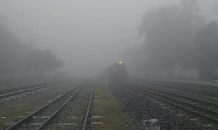 শীতে স্থবির হিলির জনজীবন