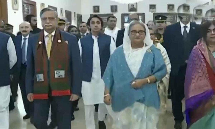 শপথ নিতে বঙ্গভবনে শেখ হাসিনা