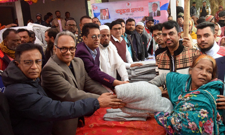 রূপগঞ্জে অসহায় শীতার্তদের মাঝে বসুন্ধরা গ্রুপের কম্বল বিতরণ