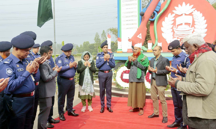 নরসিংদীতে সড়ক দুর্ঘটনায় নিহত ১০ পুলিশ সদস্যের স্মরণে দোয়া