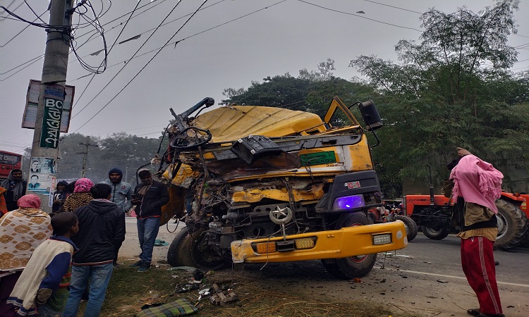 বগুড়ায় চাকা ফেটে ট্রাক-বাস মুখোমুখি সংঘর্ষে নিহত ১, আহত ৮