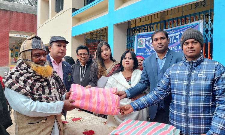 টাঙ্গাইলে প্রতিবন্ধীদের মাঝে হুইল চেয়ার, কম্বল ও খাদ্য সামগ্রী বিতরণ