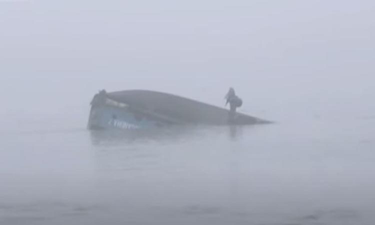 বাল্কহেডের ধাক্কায় পদ্মায় ফেরি ডুবি