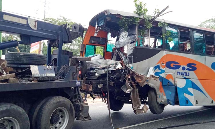 মধ্যরাতে গোপালগঞ্জে বাস-ট্রাক মুখোমুখি সংঘর্ষে নিহত ২