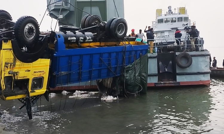 ডুবে যাওয়া ফেরি থেকে আরও একটি ট্রাক উদ্ধার