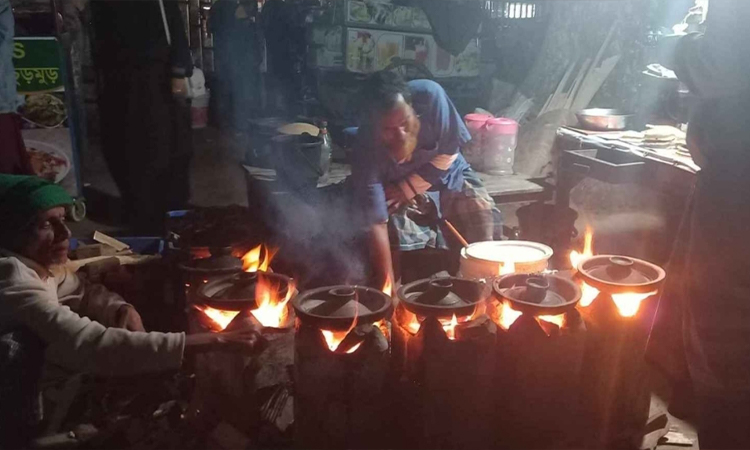 তীব্র শীতে ব্রাহ্মণবাড়িয়ায় পিঠা বিক্রির ধুম