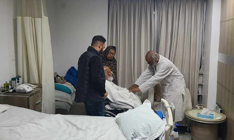গণমাধ্যমে সংবাদের পর মোশাররফকে দেখতে গেলেন মঈন খান