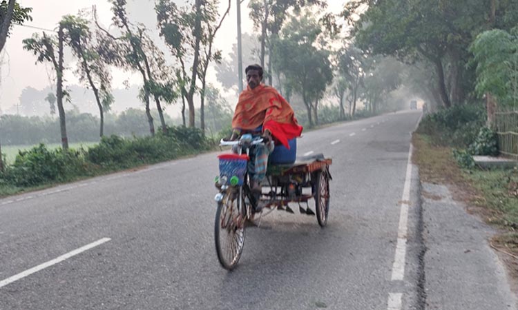 ঠান্ডা বাতাস আর উত্তাপহীন সূর্যের কাছে অসহায় জনজীবন