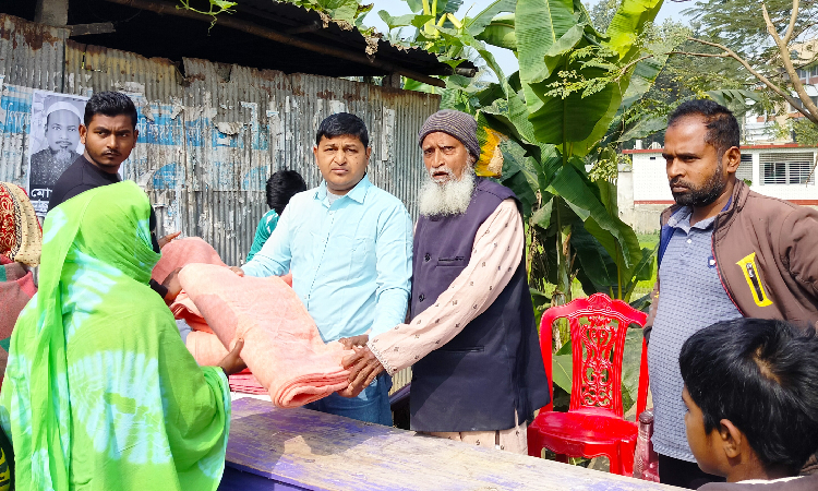 ঝিনাইগাতীতে শীতার্তদের মাঝে কম্বল বিতরণ