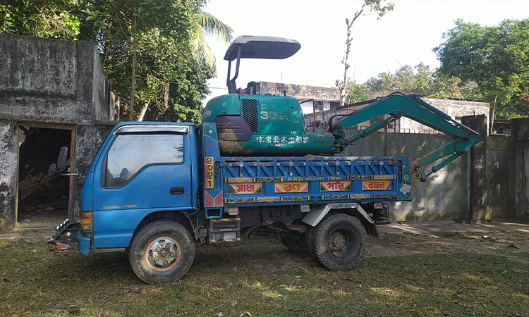 লামায় পাহাড় কাটার সময় স্কেভেটর ও ডাম্পার গাড়ি জব্দ