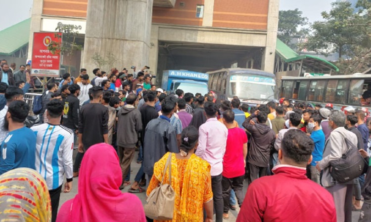 মিরপুরে গার্মেন্টস শ্রমিকদের সড়ক অবরোধ