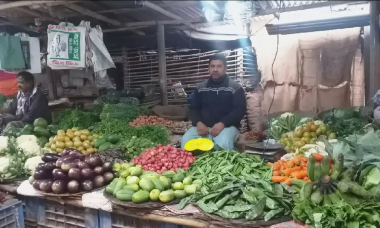 হিলিতে বেগুন কেজিতে বেড়েছে ৩০ টাকা