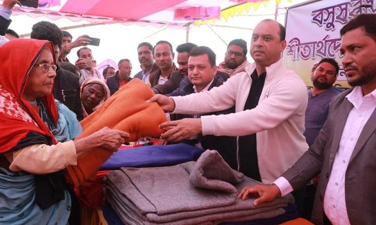 কেরানীগঞ্জে হতদরিদ্রদের মধ্যে বসুন্ধরা গ্রুপের কম্বল বিতরণ