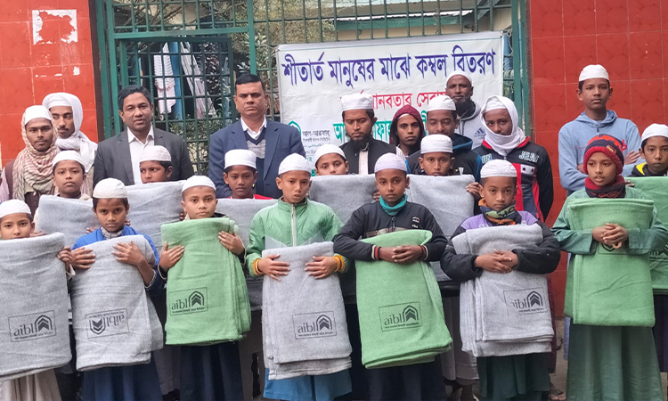 পলাশবাড়ীতে অসহায়-দুঃস্থদের মাঝে শীতবস্ত্র বিতরণ