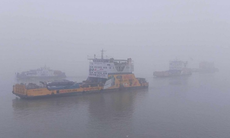 ঘন কুয়াশায় ফেরি চলাচল বন্ধ, মাঝ পদ্মায় আটকা ৩ ফেরি