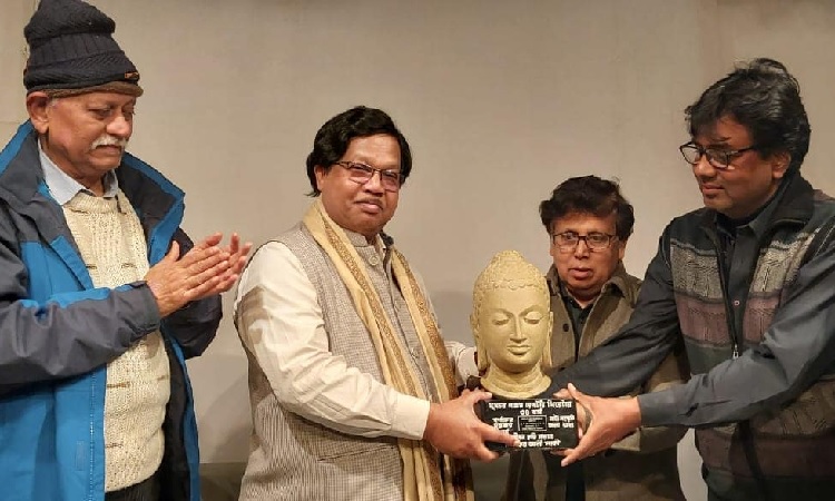 'জীবন কৃতি সম্মান' পেলেন ঋত্বিক নাট্যপ্রাণ লিয়াকত আলী লাকী