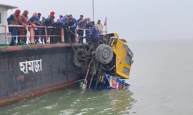 ক্রেনের তার ছিঁড়ে আবারও পদ্মায় ডুবলো ট্রাক