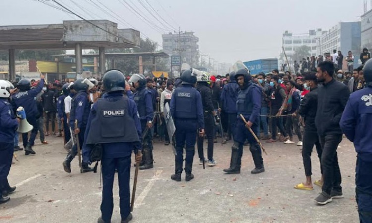 গাজীপুরে সর্বনিম্ন বেতনের দাবিতে বিক্ষোভ-সংঘর্ষ